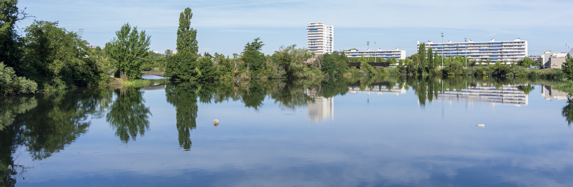 Vue sur le lac, des immeubles au fond